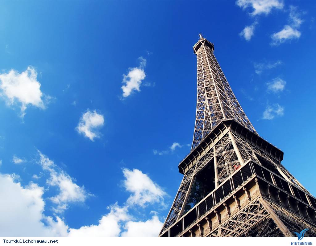 Người đứng Dưới Tháp Eiffel Ảnh có sẵn miễn phí